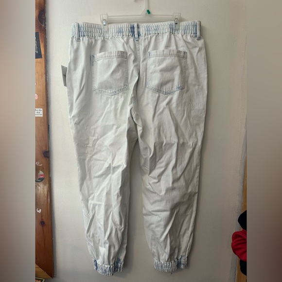 NWT Forever 21 Stretchy Jeans - Picture 2 of 3